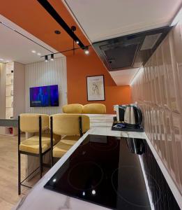 eine Küche mit einer Theke und Stühlen in einem Zimmer in der Unterkunft Luxurious Dreamy seaside apartment in Durrës