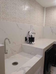 Baño blanco con lavabo y encimera en Home next to where magic begins!, en Santa Rosa