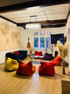 uma sala de estar com almofadas coloridas no chão em Enjoy Hostel em Santiago