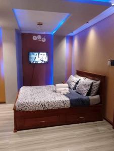 Un dormitorio con una cama con luces azules. en Home next to where magic begins!, en Santa Rosa