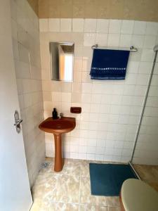 een kleine badkamer met een wastafel en een toilet bij Casa no Santo Antônio in Salvador
