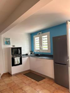 Una cocina o cocineta en La Yole - appartement