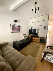 een woonkamer met een bank en een flatscreen-tv bij Casa no Santo Antônio in Salvador