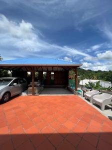 un pavillon avec une voiture garée dans un parking dans l'établissement La Yole - appartement, à Bois-Neuf