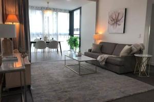 una sala de estar con un sofá y una mesa en Charlotte Towers Brisbane & Resort Style Facilities, en Brisbane 13 fotos más
