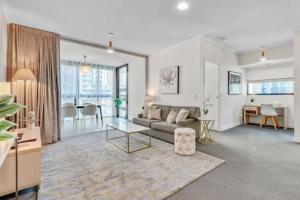 ein Wohnzimmer mit Sofa und Tisch in der Unterkunft Charlotte Towers Brisbane & Resort Style Facilities in Brisbane + 16 Fotos