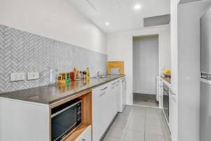 A kitchen or kitchenette at Charlotte Towers Brisbane & Resort Style Facilities
