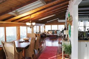 - une salle à manger et un salon avec une table et des chaises dans l'établissement Enchanted Woodstock Cottage with hot tub, 