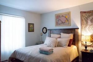 - une chambre avec un lit doté d'une tête de lit en bois dans l'établissement Enchanted Woodstock Cottage with hot tub, 