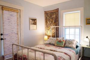 - une chambre avec un lit et une fenêtre dans l'établissement Enchanted Woodstock Cottage with hot tub, 