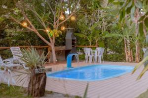 einen Pool mit einem Brunnen auf einer Holzterrasse in der Unterkunft Aruana Suites Tranquilidade e Sossego no meio da Natureza a 5km da Vila de Praia do forte in Praia do Forte
