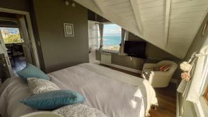 a small bedroom with a bed and a window at Villa de los Ñires in Ushuaia