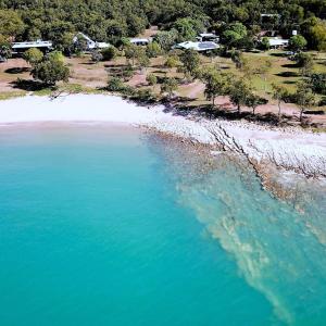 una vista aérea de una playa de agua azul en Unit 1 Golden Sands Retreat, en Wagait Beach