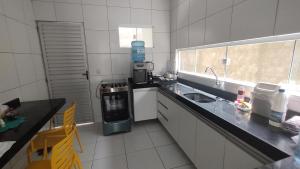 - une cuisine avec un évier et un comptoir dans l'établissement Casa Caminho da Alvorada, à Parnaíba