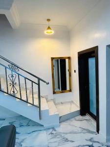 um quarto com uma escada com um espelho e uma porta em Not Like The Rest of ‘Em! em Lagos