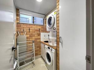 O bucătărie sau chicinetă la The Block Mooloolaba - Unit 2