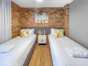 Un pat sau paturi într-o cameră la The Block Mooloolaba - Unit 2