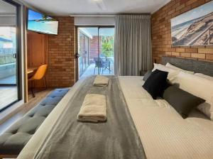 Un pat sau paturi într-o cameră la The Block Mooloolaba - Unit 2