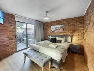 Un pat sau paturi într-o cameră la The Block Mooloolaba - Unit 2