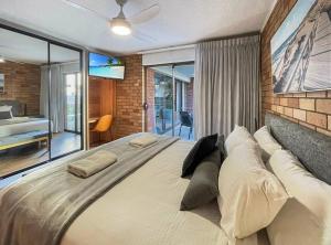 Un pat sau paturi într-o cameră la The Block Mooloolaba - Unit 2