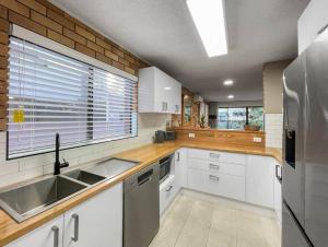 O bucătărie sau chicinetă la The Block Mooloolaba - Unit 2
