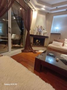 een woonkamer met een bank en een tafel bij Constantina D' Apartment in Athene