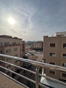 balkon z widokiem na miasto w obiekcie Appart matar w mieście Nador