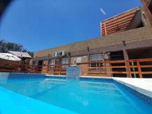 una piscina frente a un edificio en Rincon de las sierras en Villa Carlos Paz