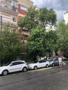 una fila de autos estacionados al lado de una calle en Departamento de 1 ambiente en Mar del Plata