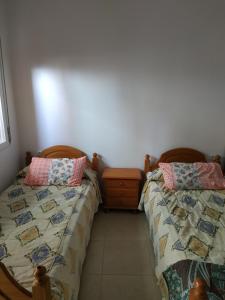 Oued LaouにあるFamily Apartment By the Beach With a Pretty Viewのベッドルーム1室(隣り合わせのベッド2台付)