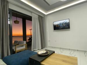 En tv och/eller ett underhållningssystem på Candi Luxury Suites 2