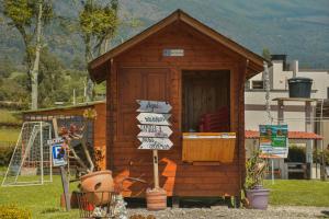 杜伊塔馬的住宿－Reserva Campestre LA CABAÑA GLAMPING，前面有标牌的小棚子