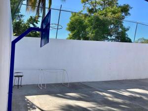 un aro de baloncesto con una red en una pared blanca en Casa Isla Delfín, en Lo de Marcos