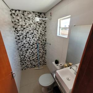 uma casa de banho com um chuveiro, um WC e um lavatório. em Apartamento mobilhado,5 minutos do aeroporto em Marabá