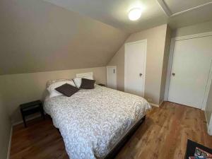 um quarto com uma cama grande com almofadas em Appartement centre Lévis em Lévis