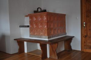 une boîte en bois assise sur une table dans une pièce dans l'établissement Apartments Koptur, à Škocjan