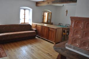 ein Wohnzimmer mit einem Sofa und einem Tisch in der Unterkunft Apartments Koptur in Škocjan