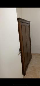 uma porta para um quarto com um armário de madeira em Villa L6 em Dakar