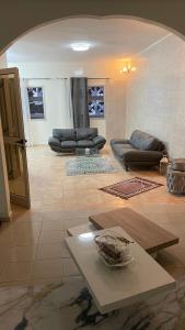 een woonkamer met een bank en een tafel bij Villa L6 in Dakar