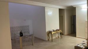 een woonkamer met een glazen tafel en een eetkamer bij Villa L6 in Dakar