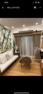 - un salon avec un canapé blanc et une table dans l'établissement KAMALA 503 ACACIA ESTATE TAGUIG CITY, à Manille