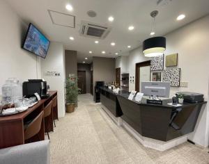 a salon with a reception desk in a room at ＥＮＴ　ＴＥＲＲＡＣＥ　ＡＳＡＫＵＳＡ in Tokyo
