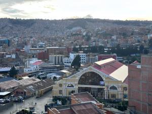 vistas a una ciudad con un gran edificio en Departamentos a su altura en La Paz en La Paz