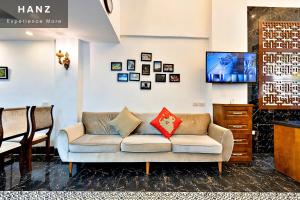 - un salon avec un canapé et une télévision dans l'établissement HANZ Ami Hotel, à Hanoï