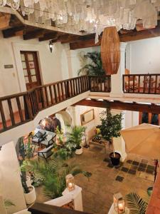 Bello atardecer - hotel boutique في تيكيسكيابان: اطلالة علوية لغرفة معيشة بها نباتات