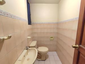 a bathroom with a toilet and a sink at Departamentos a su altura en La Paz in La Paz