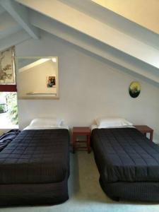 um quarto com duas camas e um espelho em Amazing Lakeview Loft em Rotorua