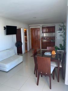 sala de estar con mesa de comedor y cocina en Apartamento piso 15 Acostica, en Cartagena de Indias