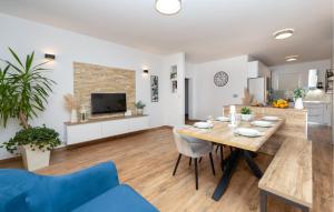 - une salle à manger et un salon avec une table en bois dans l'établissement 4 Bedroom Amazing Home In Solin, à Solin