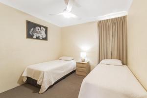 a hotel room with two beds and a window at Unit 2 8 Banks Avenue in Tweed Heads